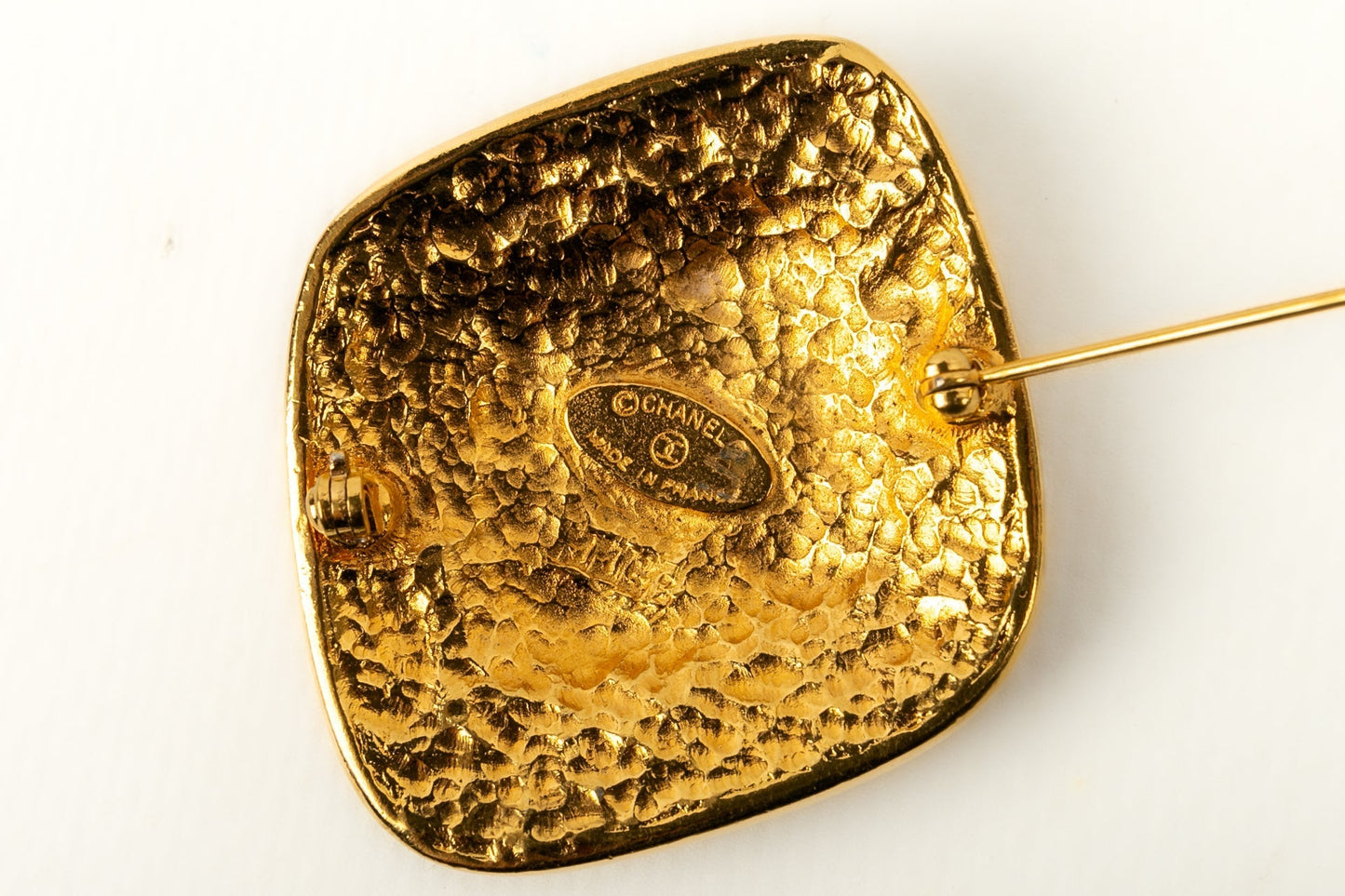 Broche dorée Chanel
