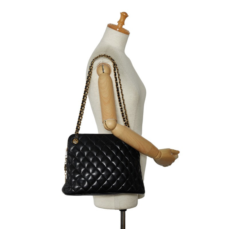 Chanel Quilted Leather Chain Shoulder Bag Leather Shoulder Bag in Good condition