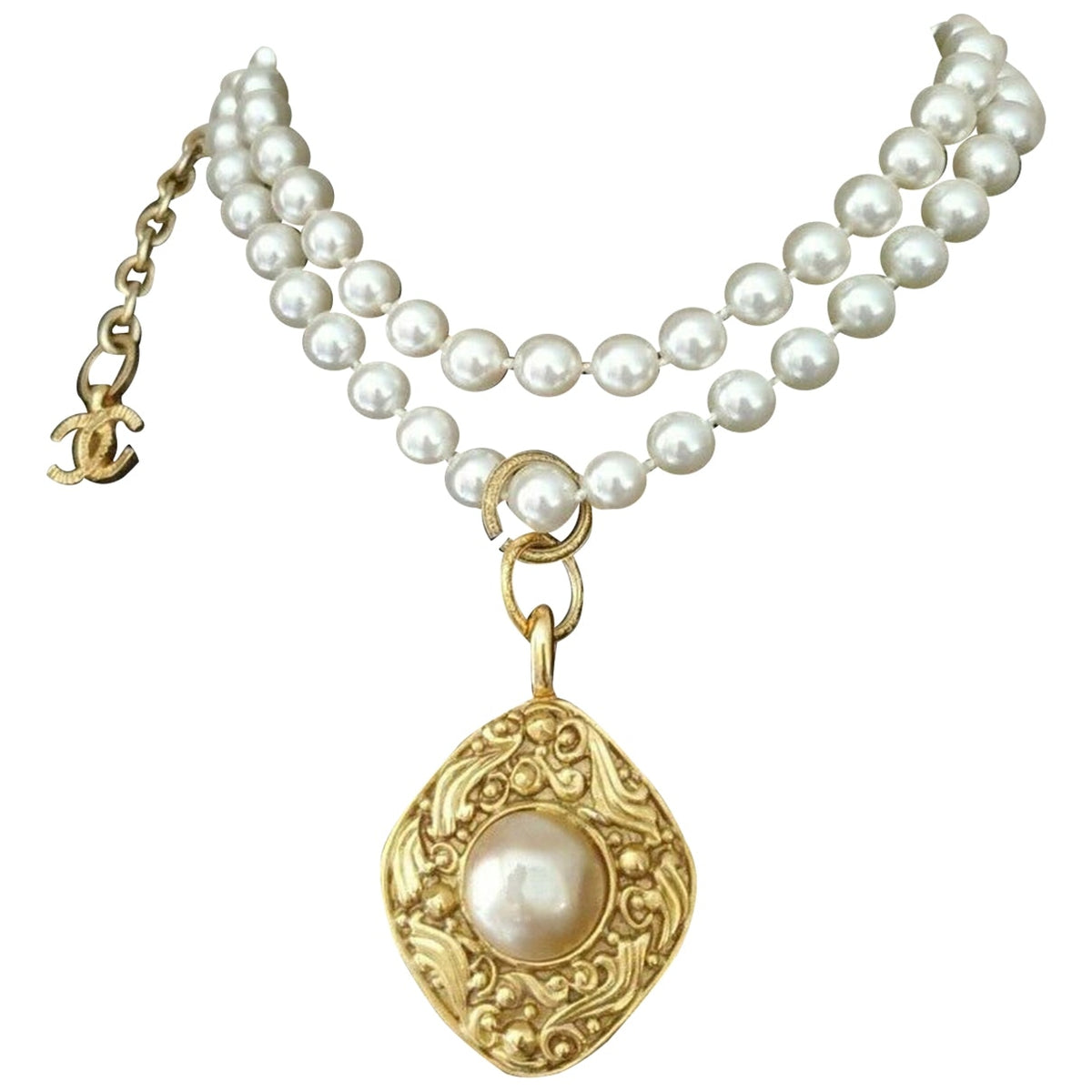 Chanel white pearls necklaces