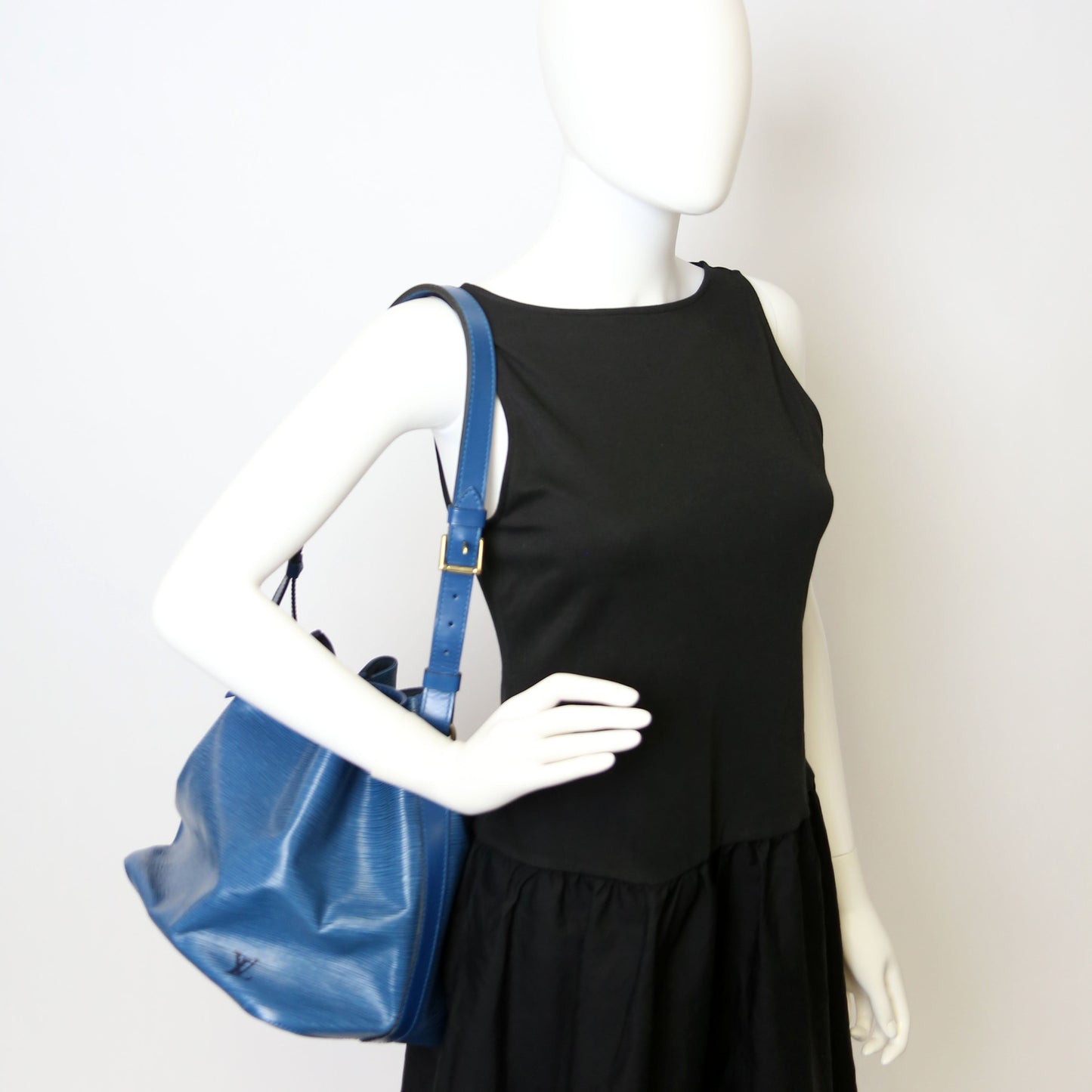 Louis-Vuitton Noe Petit Vintage Epi Blue