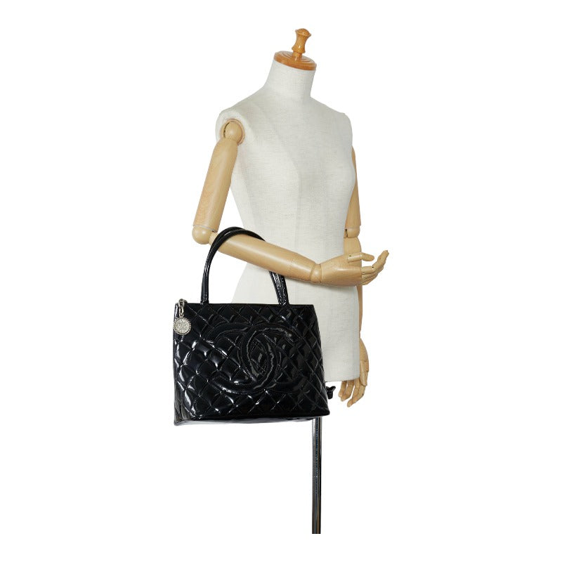 Chanel CC Patent Leather Medallion Tote Leather Tote Bag in Good condition