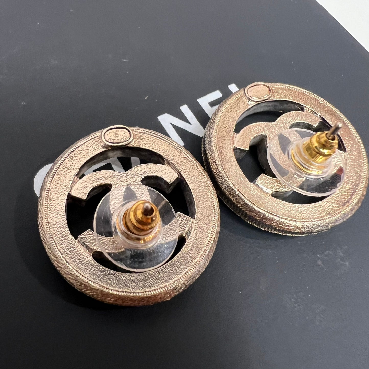 CHANEL Pearl CC Round Earrings Gold
