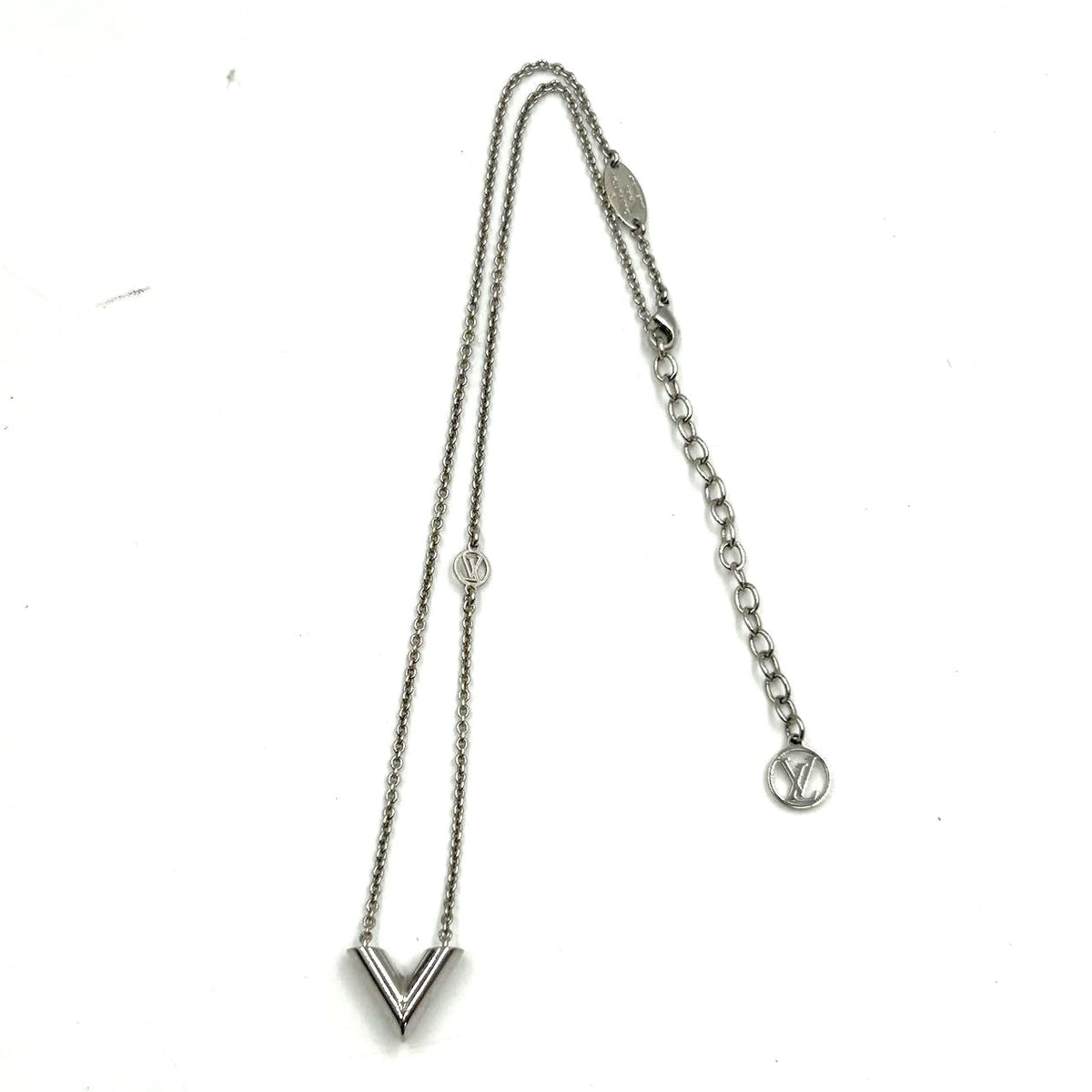 LOUIS VUITTON <br>Essential V Necklace