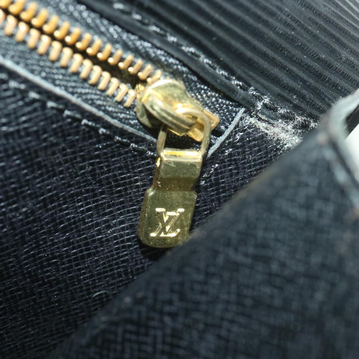 LOUIS VUITTON Epi Serie Dragonne Hand Bag Black M52612 LV 38745