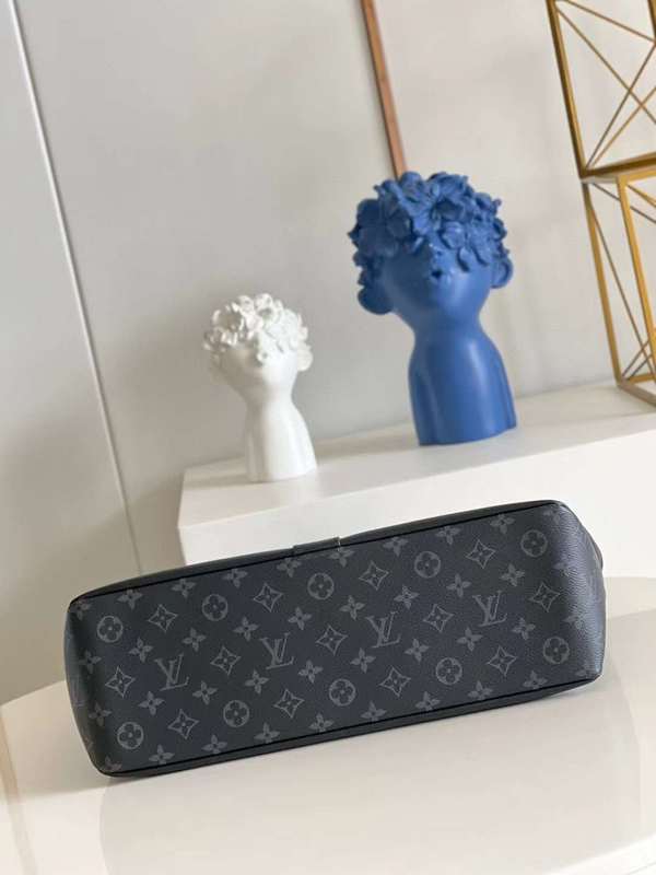 The Franco Shops - Louis Vuittons - 12041