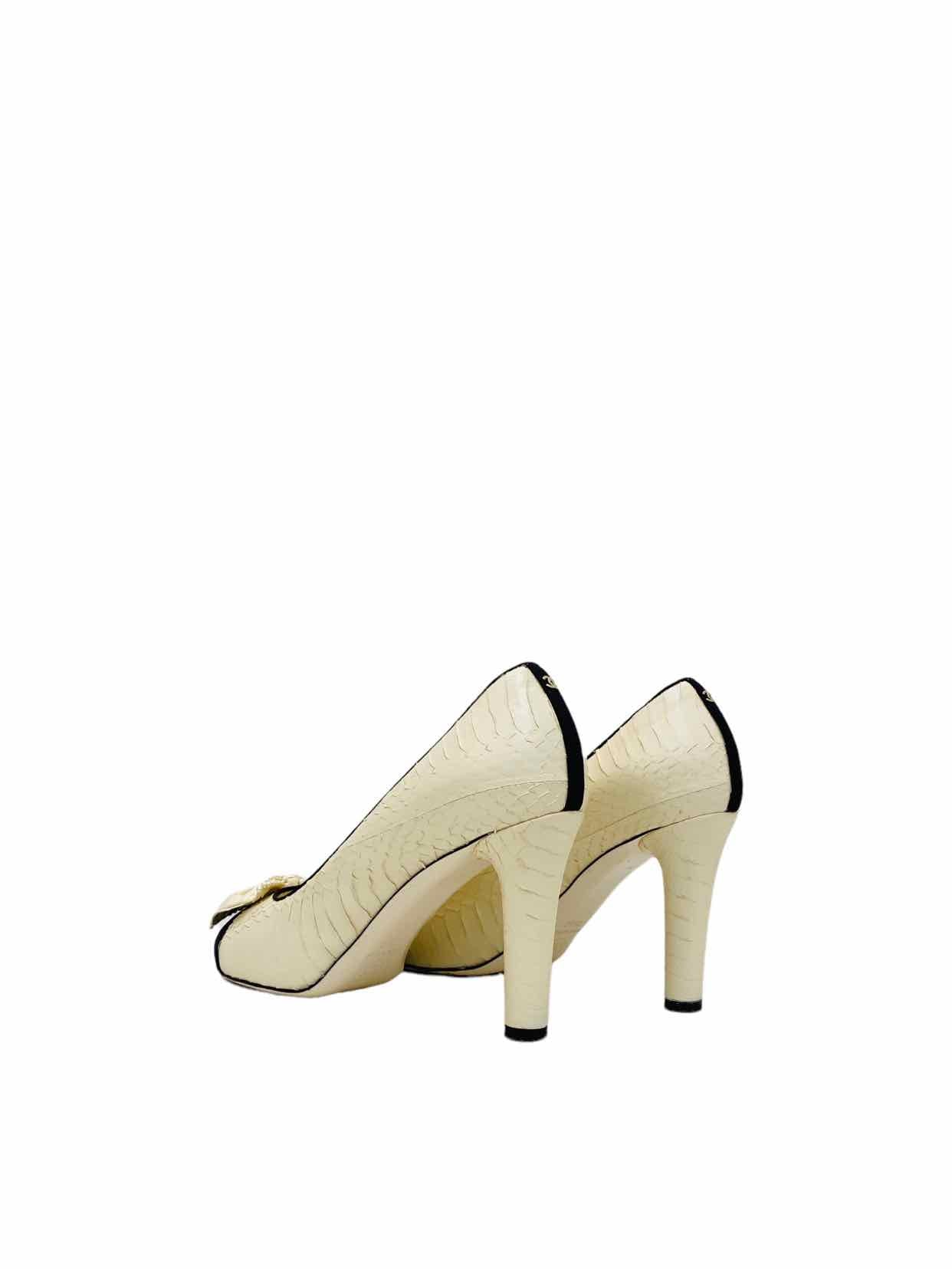 CHANEL Bow Cream w/ Black Size EU 38.5 Pumps
