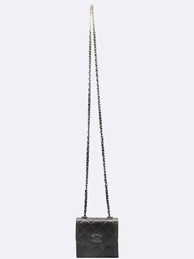Un crossbody bag Chanel