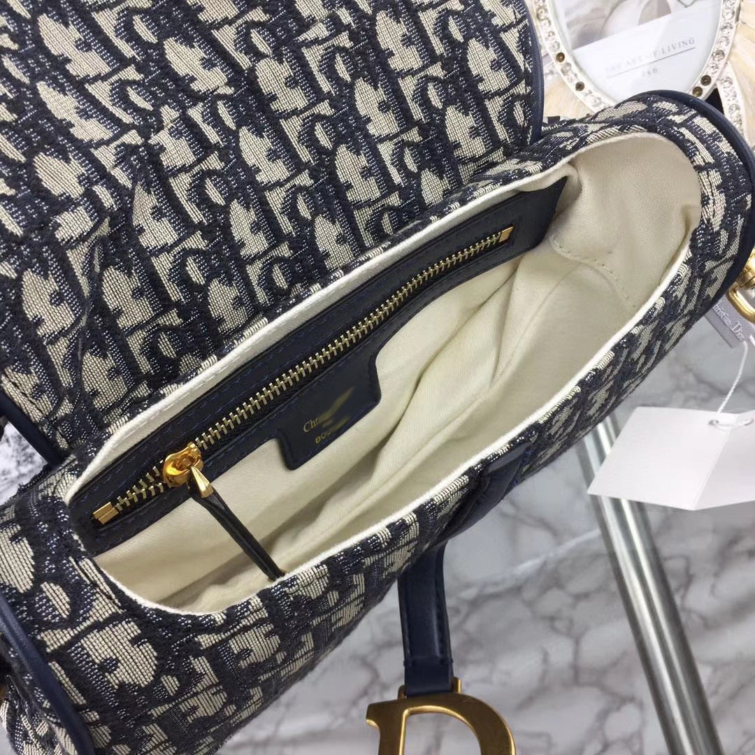 DR020 Small 8.27x7.09x1.97 inch Meduim 10.04x7.87x2.56 inch