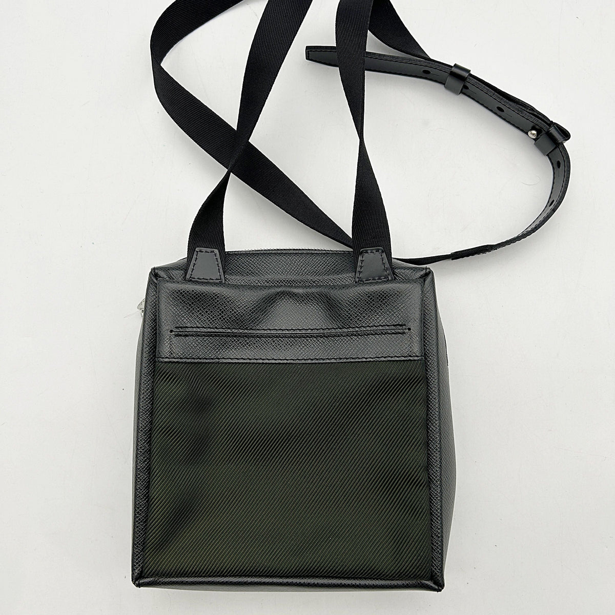 Louis Vuitton Taiga Sayan Messenger Bag - Black Crossbody Bags, Handbags lv6619ce