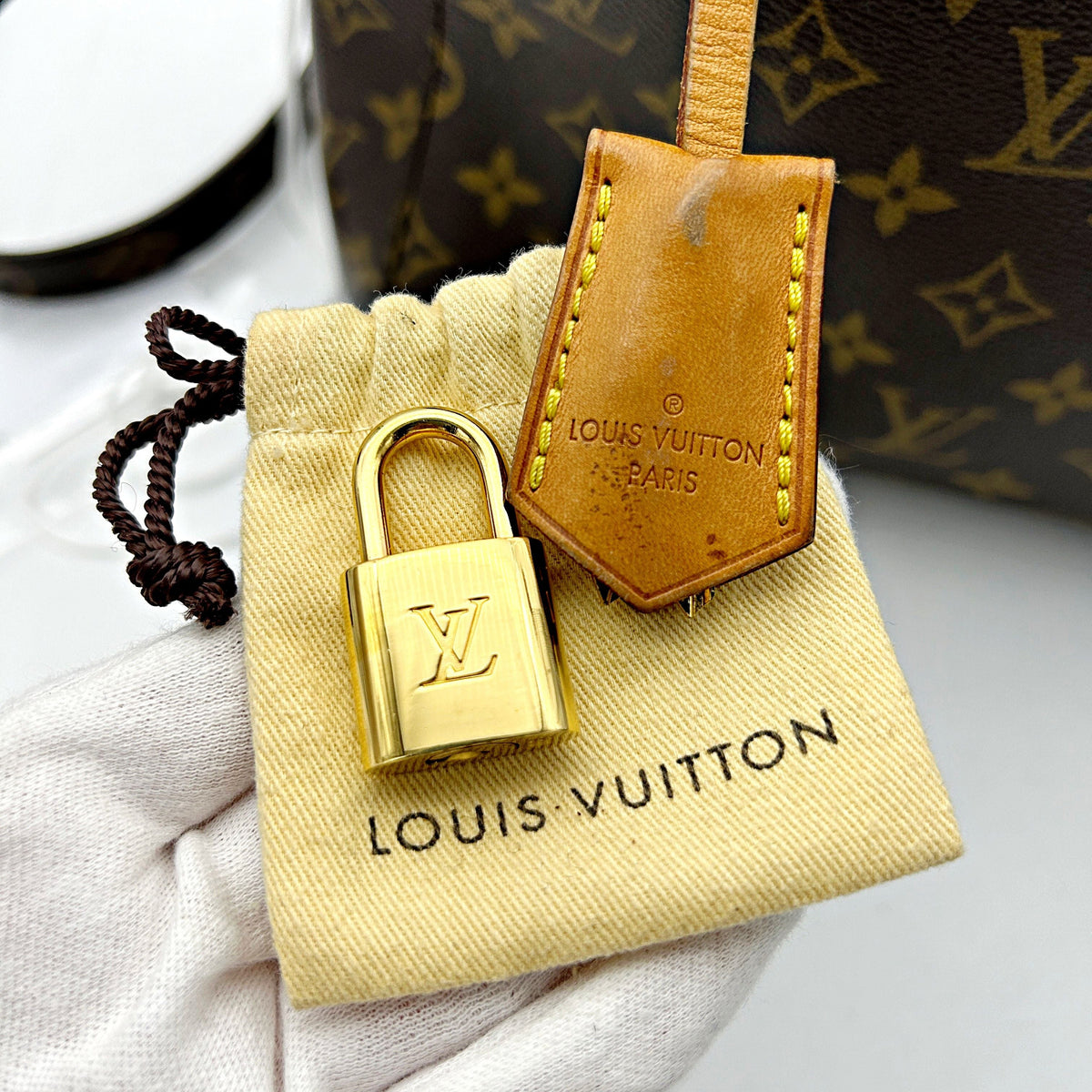 Louis Vuitton Montaigne MM LA17041