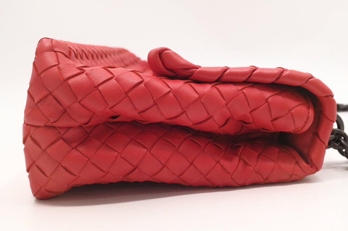 Bottega Veneta Shoulder Bag in Red Intrecciato Leather
