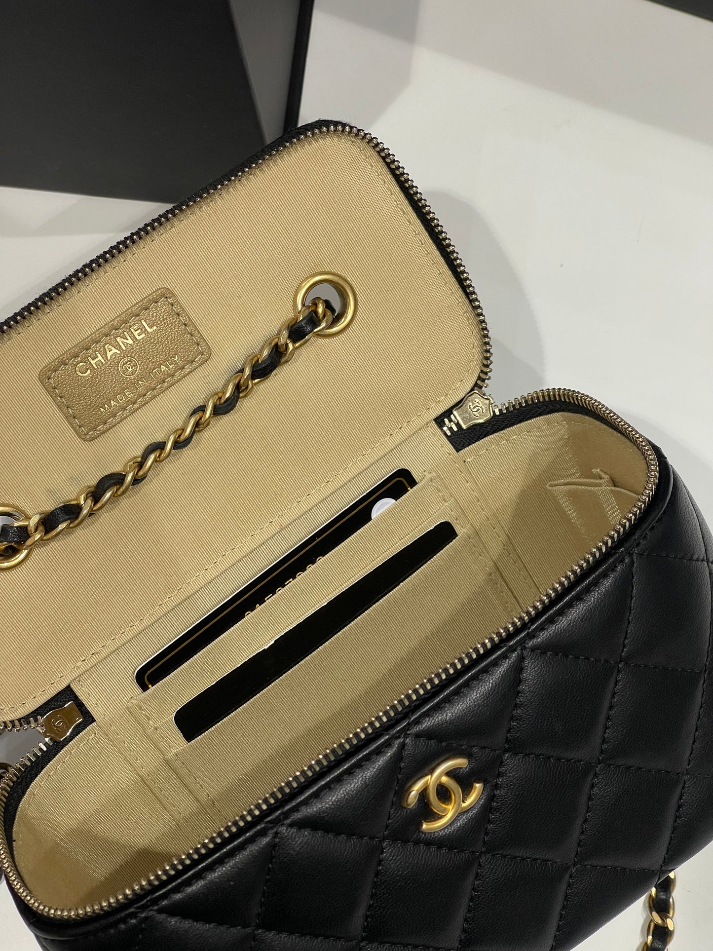 Chanel - sac vanity en cuir noir chaîne rétractable