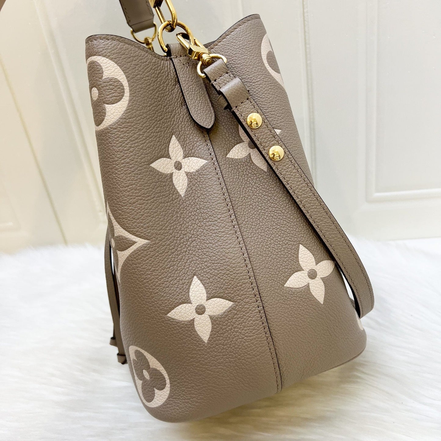 LV NéoNoé MM Bucket Bag in Tourterelle / Crème Monogram Empreinte Leather and GHW