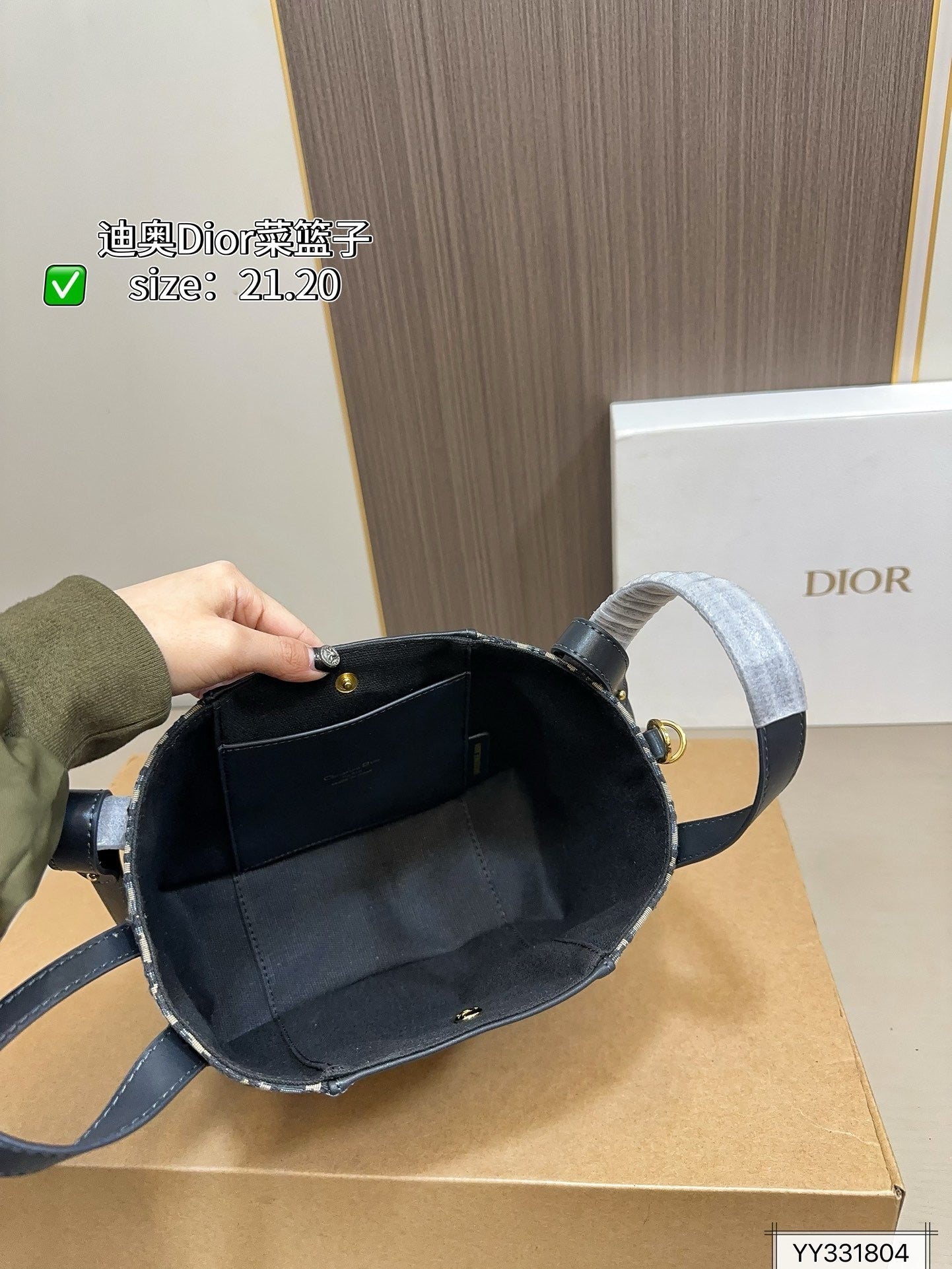DR530 Small Signature Bucket Bag / 8.5x7.5x4.5inches