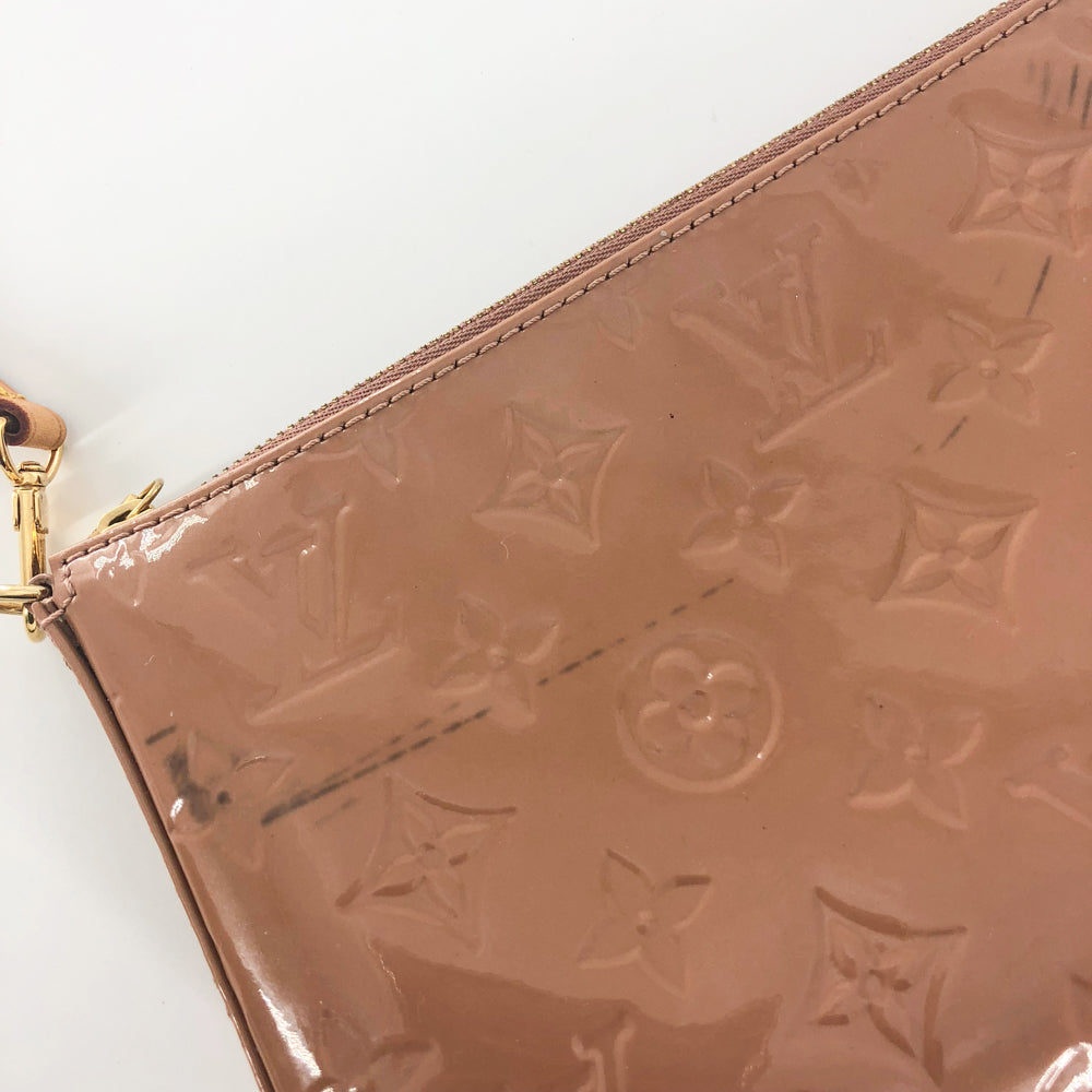 Louis-Vuitton Vernis Pochette Accessoires in Nude