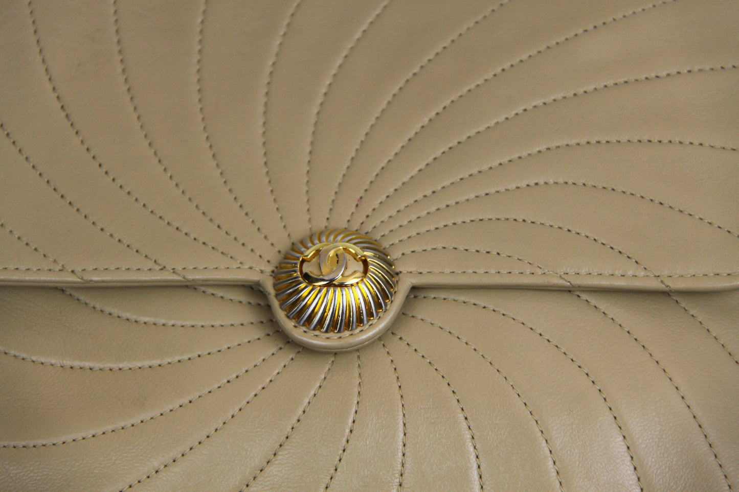 Chanel cream bag with CC logo buttons - 1990s