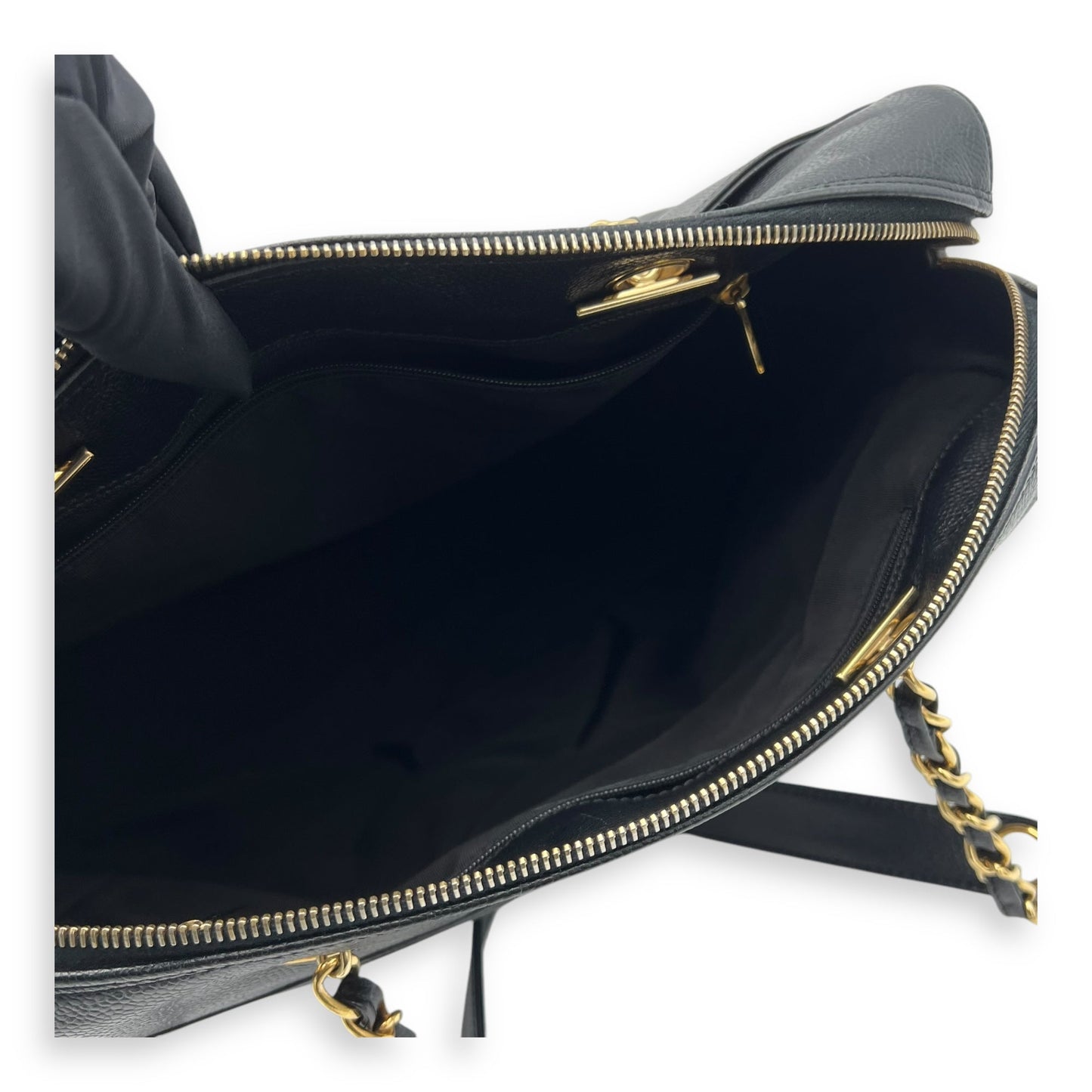 Vintage Shoulder Bag Black in Caviar Leather, Gold hardware