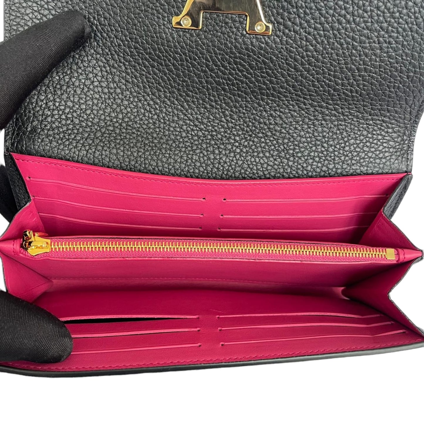 Louis-Vuitton Capucines Wallet Taurillon Black GHW