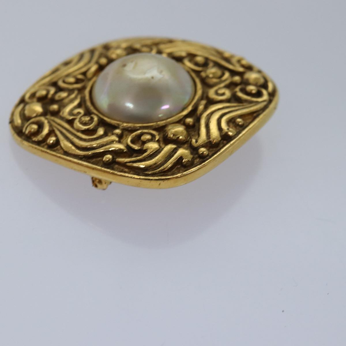 Chanel Brooch metal Gold CC Auth bs