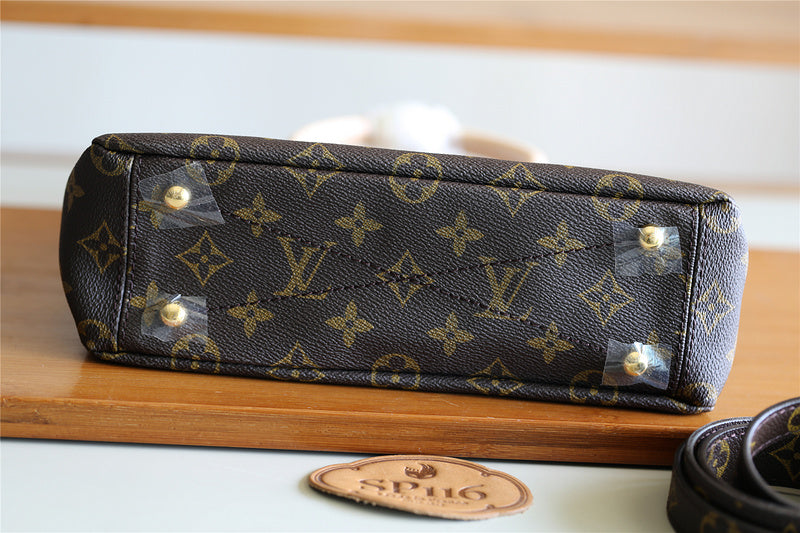 The Franco Shops - Louis Vuittons - 7993