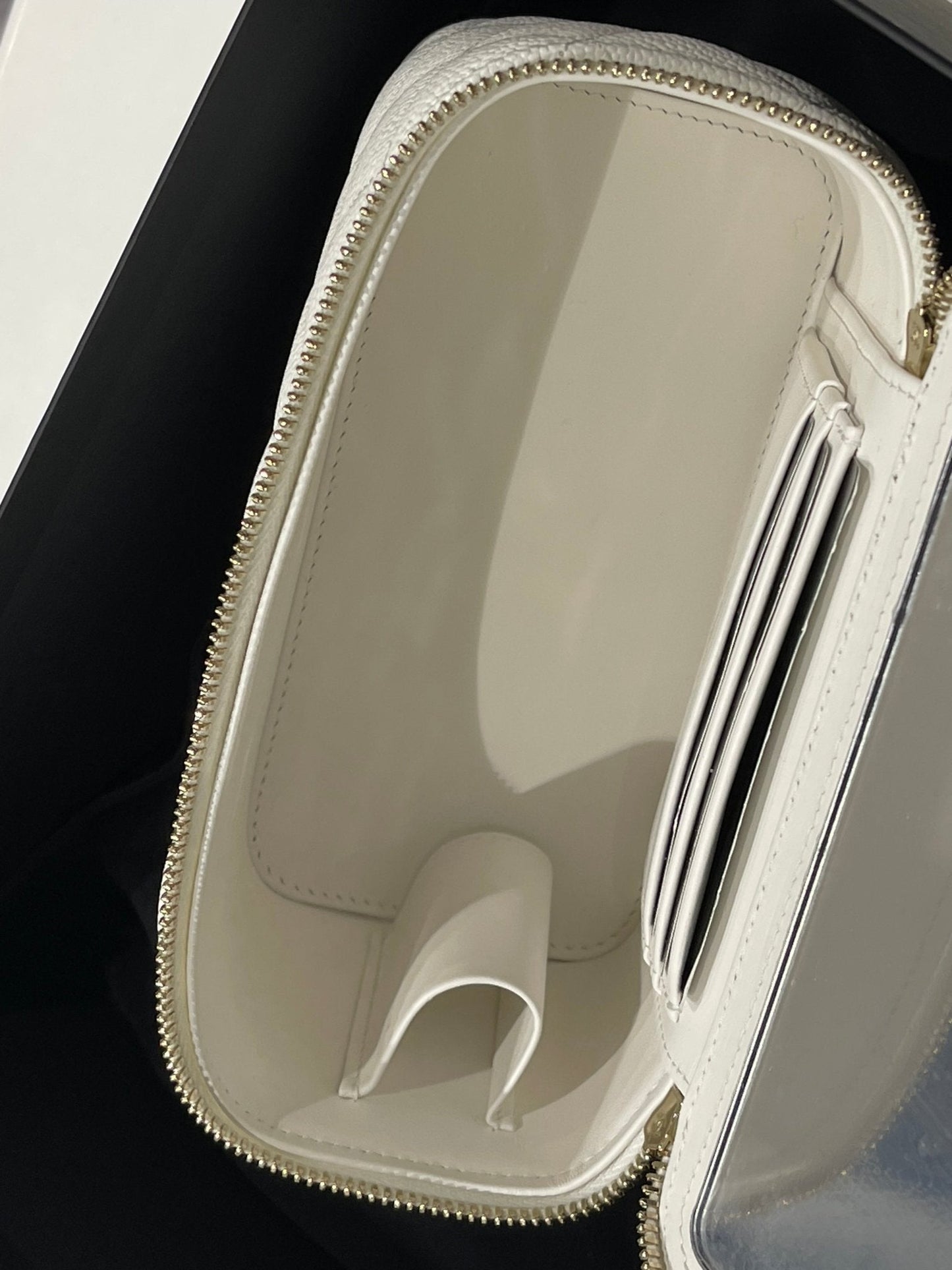Chanel - Sac mini vanity on chain blanc
