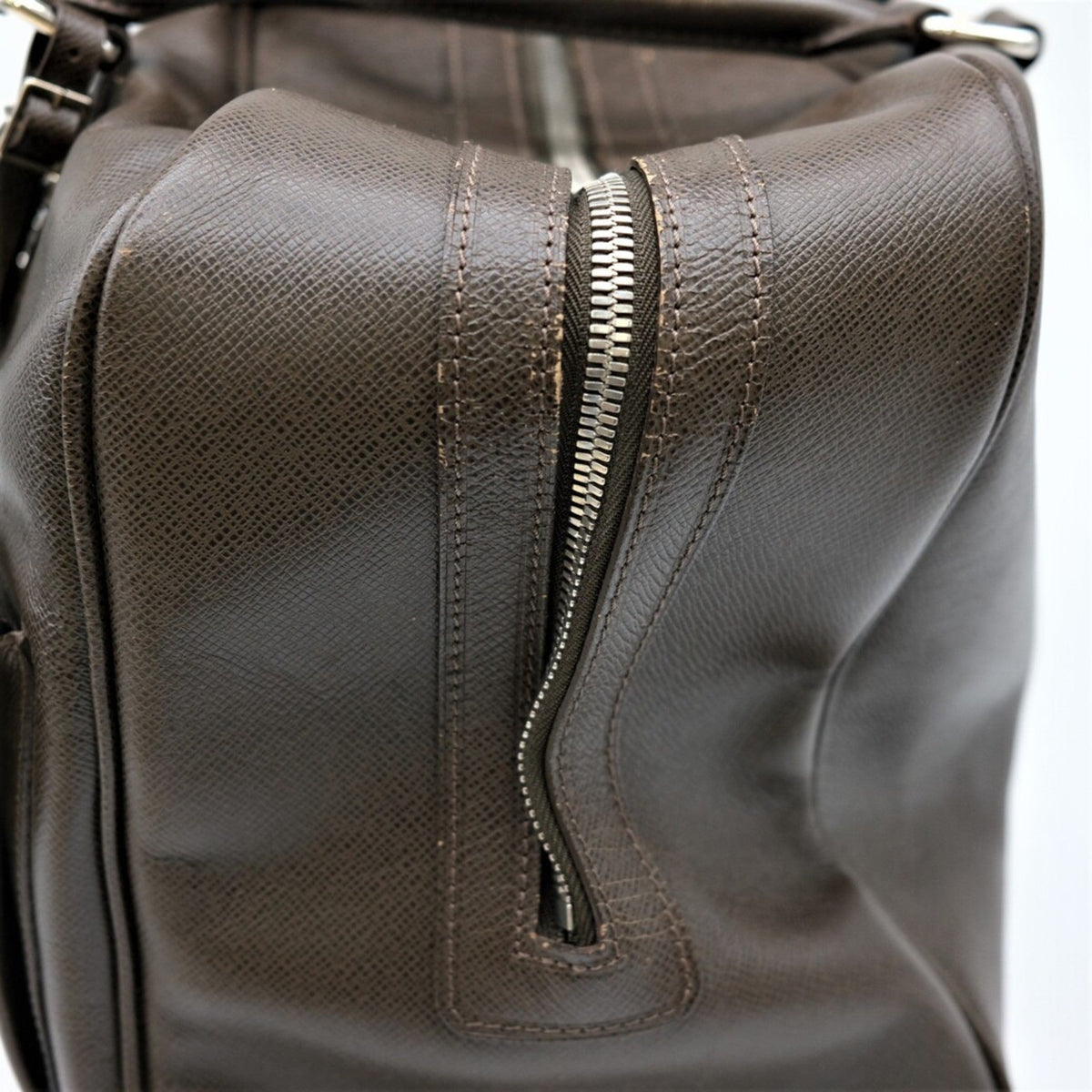 Louis Vuitton Grizzly Taiga Leather Handbag