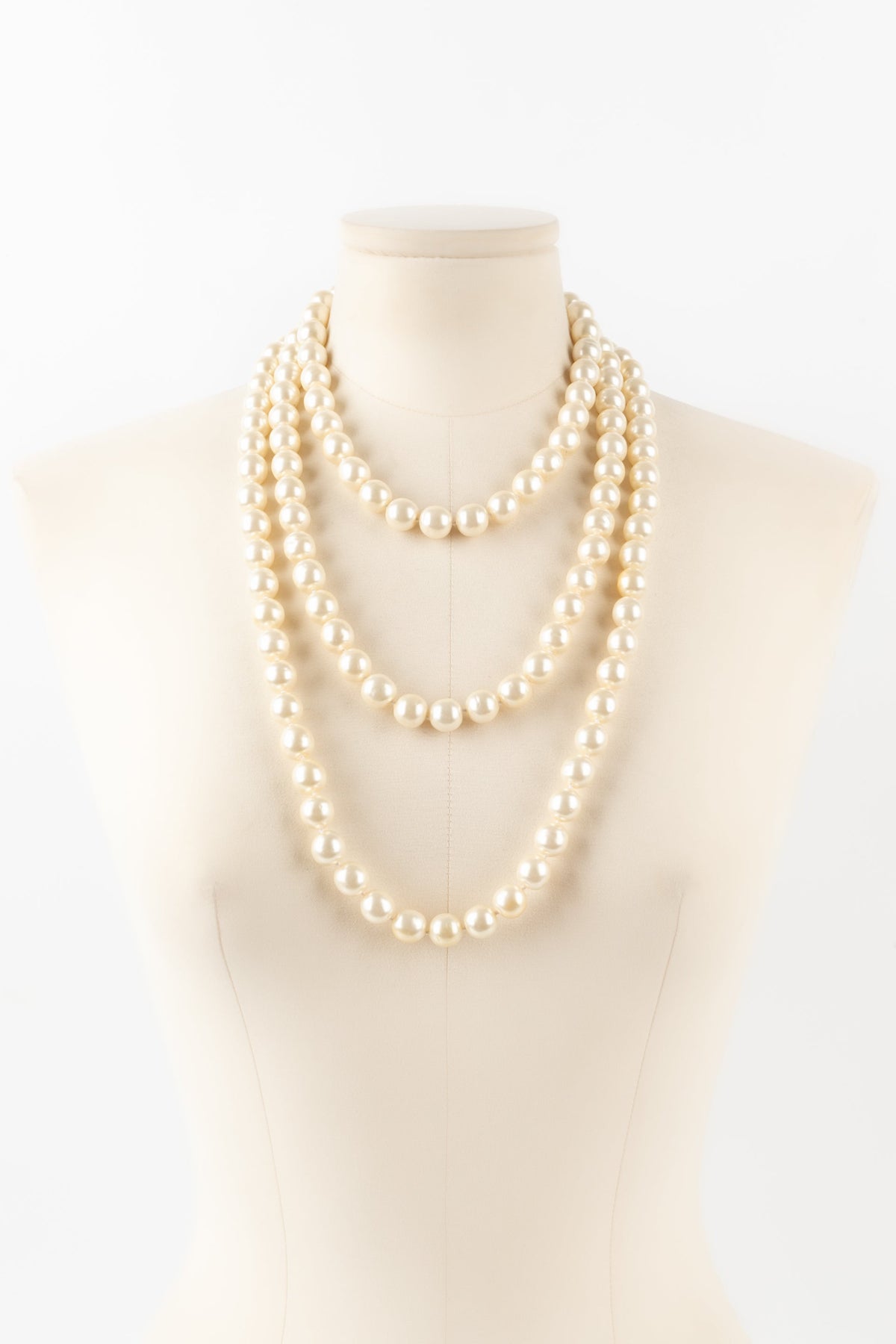Collier / sautoir de perles nacrées Chanel
