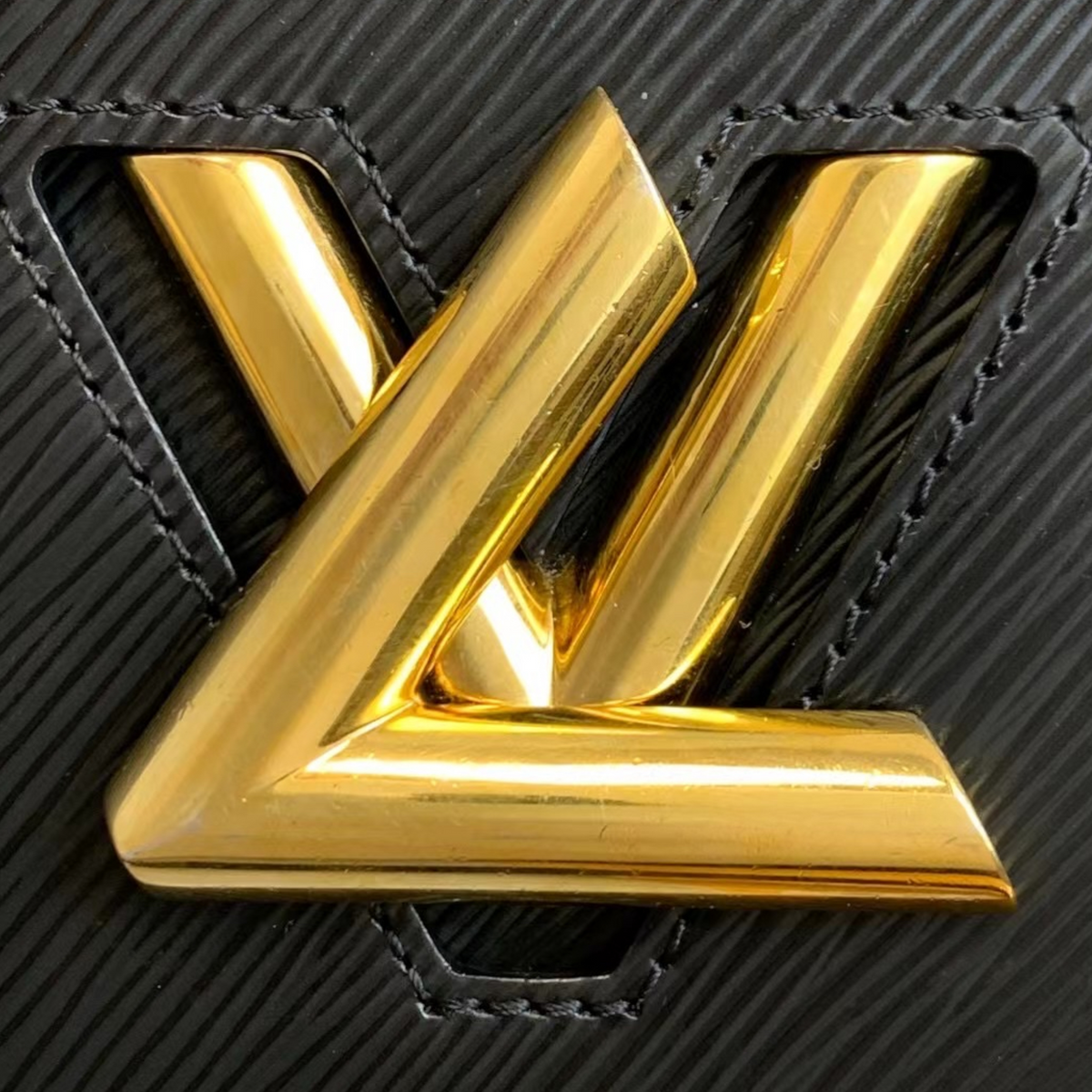 Louis-Vuitton Twist Lock Epi Leather MM Black GHW