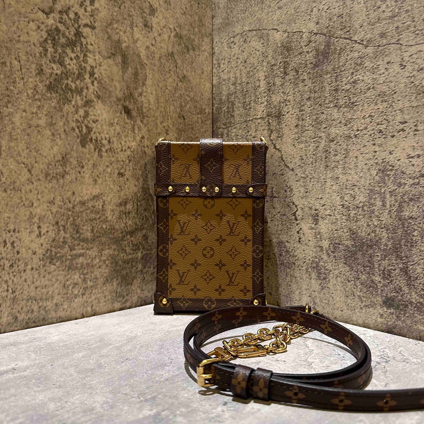 🎀Louis Vuitton trunk vertical phone bag (microchip)