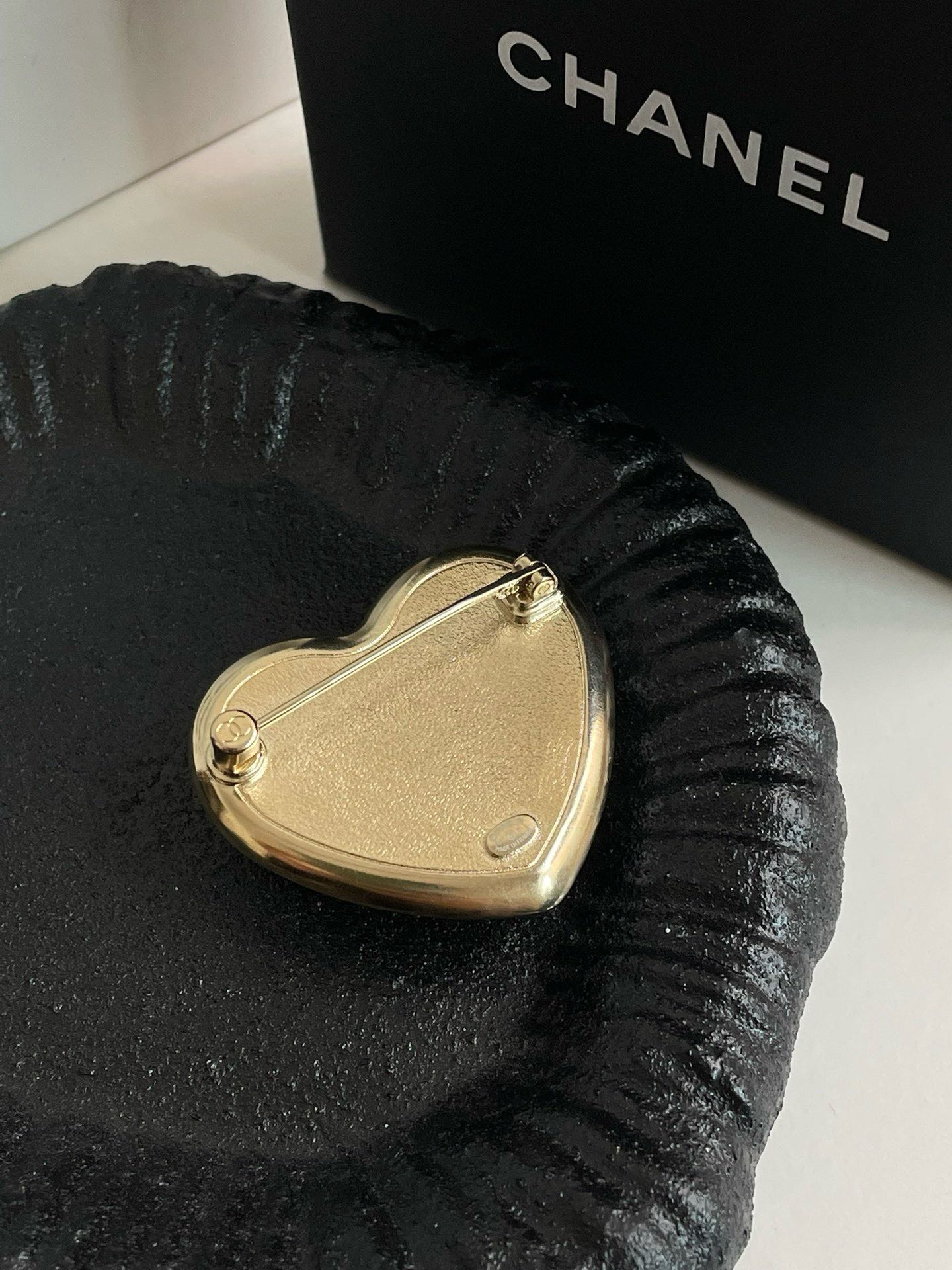 Un🆕 Chanel B Pearl Heart Brooch #