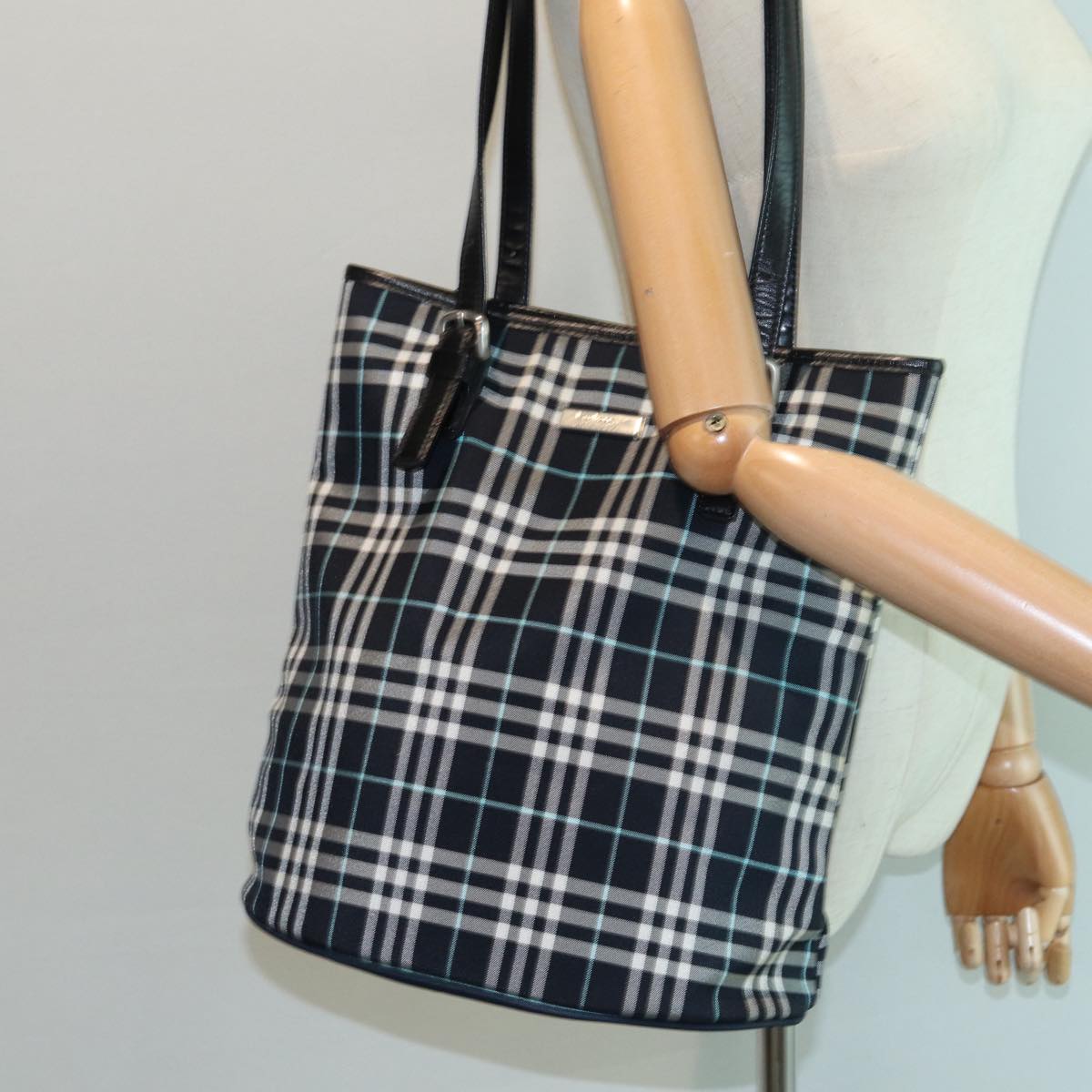 BURBERRYSs Nova Check Blue Label Shoulder Bag Nylon Navy Auth ti1890