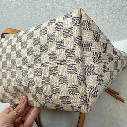 Handbag Designer By Louis Vuitton  Size: Large