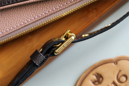 The Franco Shops - Louis Vuittons  - 7994