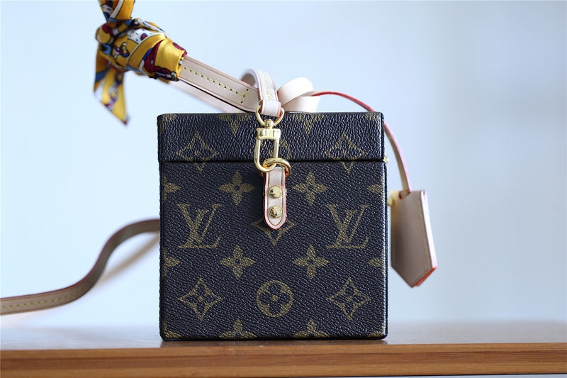 Franco Shops - Louis Vuittons  - 9402