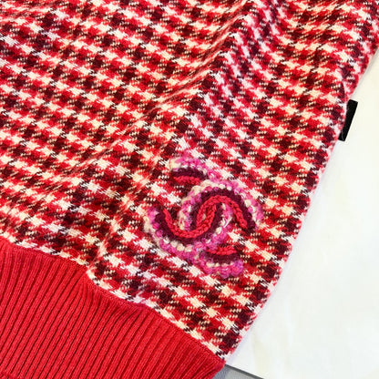 Chanel Pullover with CC Logo Buttons in Checkered Red and Cream Cashmere Size 40