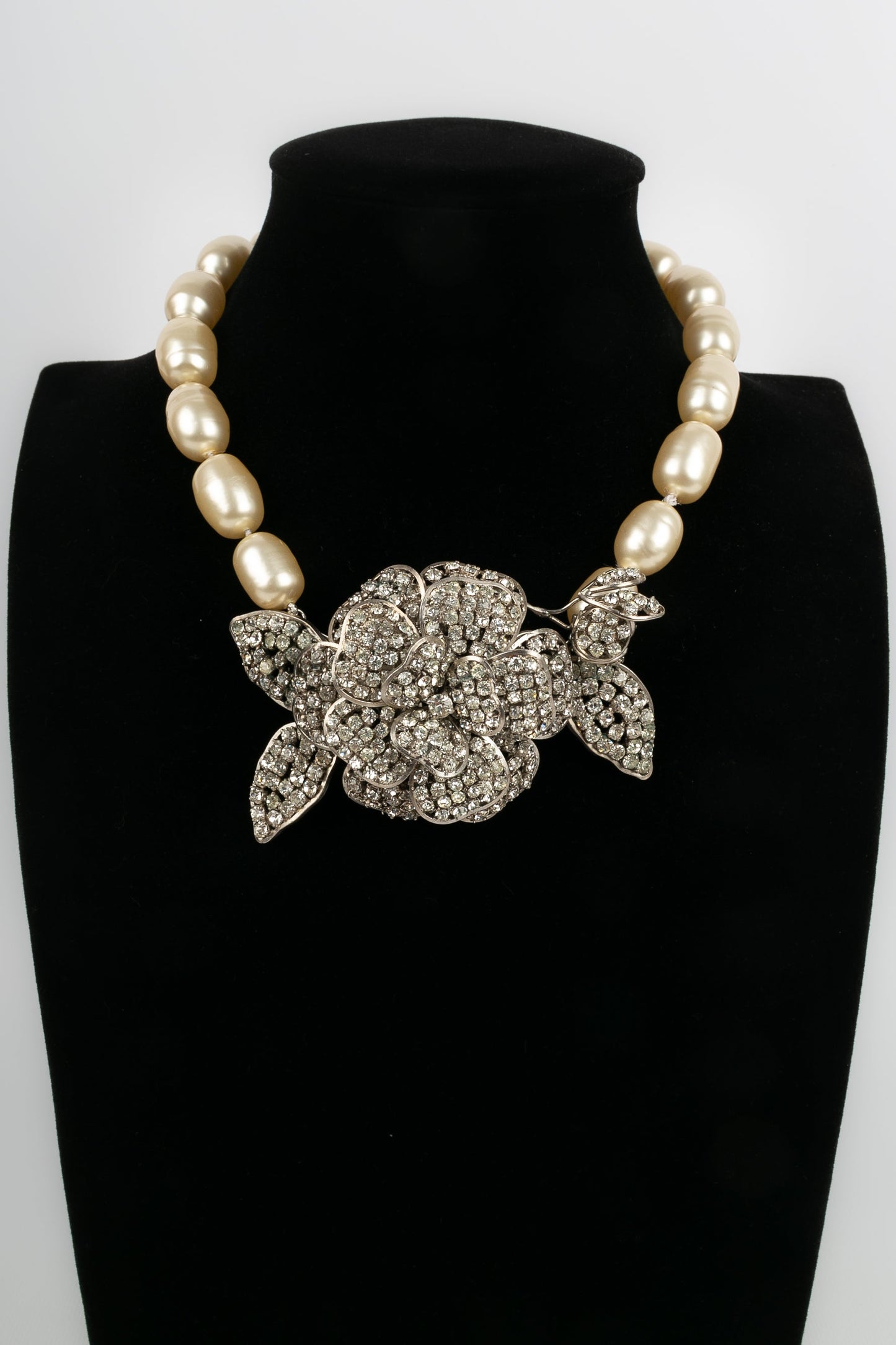 Collier camélia Chanel 1984