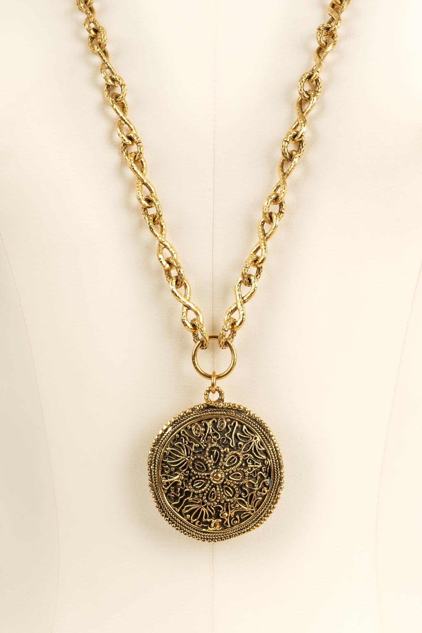 Collier médaillon Chanel 1986