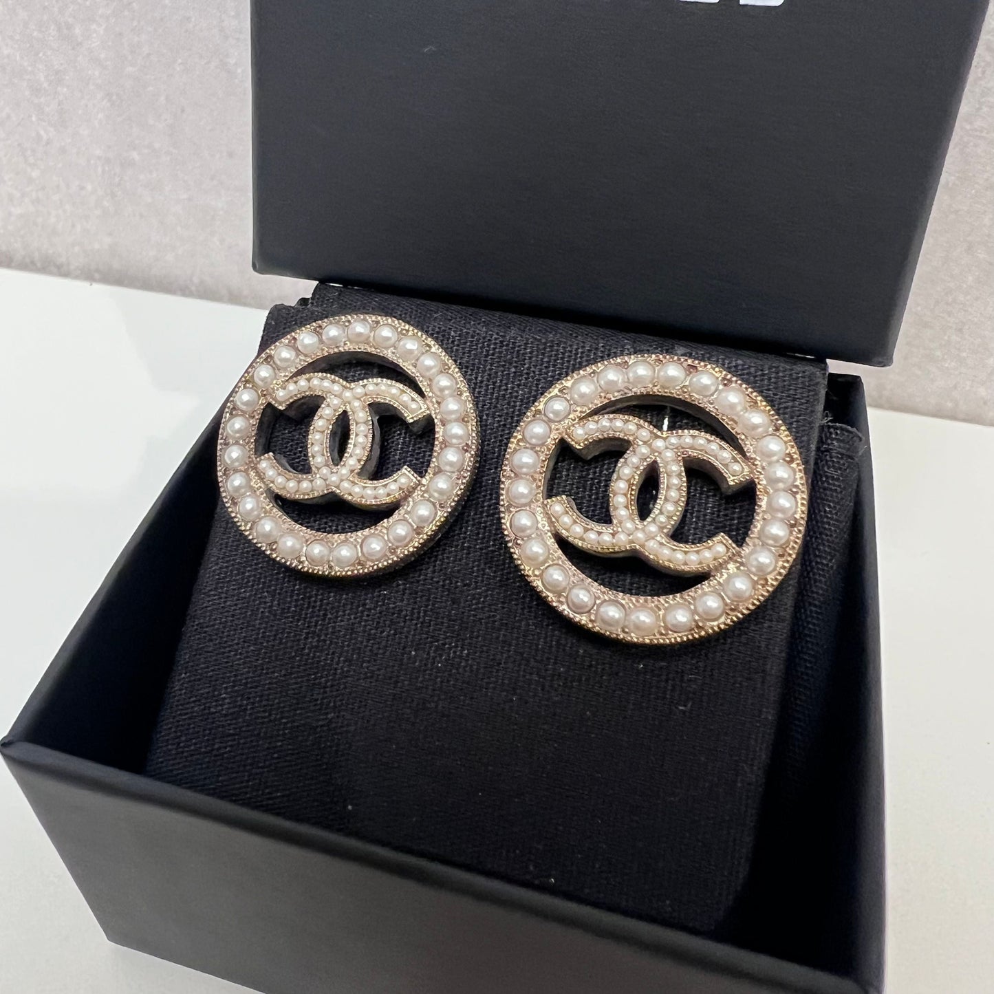 CHANEL Pearl CC Round Earrings Gold