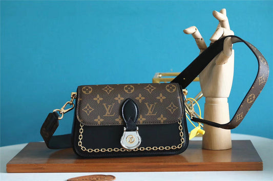 The Franco Shops - Louis Vuittons  - 7689
