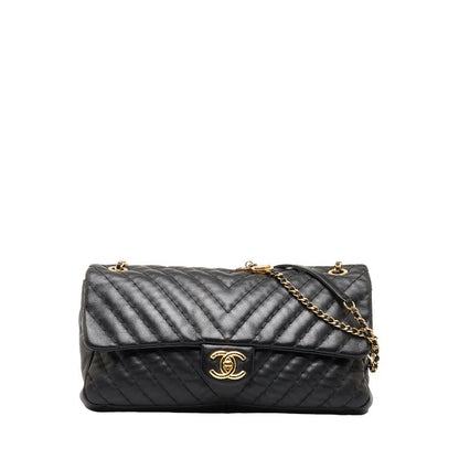 Chanel Chevron Medallion Charm Flap Bag Leather Shoulder Bag in Good condition