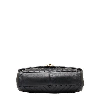 Chanel Chevron Medallion Charm Flap Bag Leather Shoulder Bag in Good condition