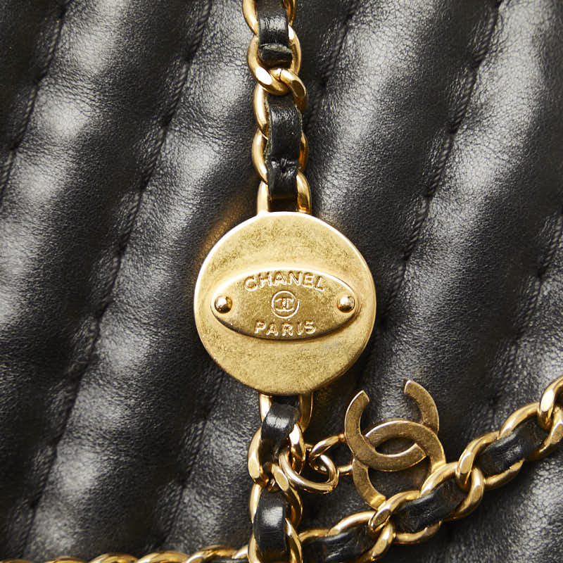Chanel Chevron Medallion Charm Flap Bag Leather Shoulder Bag in Good condition