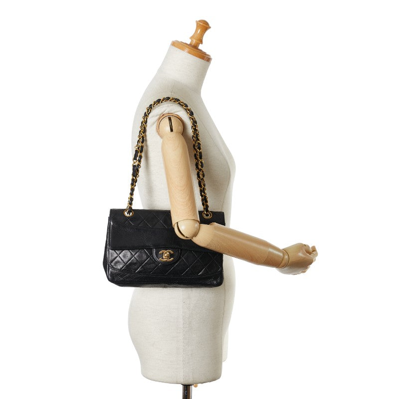 Chanel CC Quilted Leather Chain Flap Bag Leather Shoulder Bag in Good condition