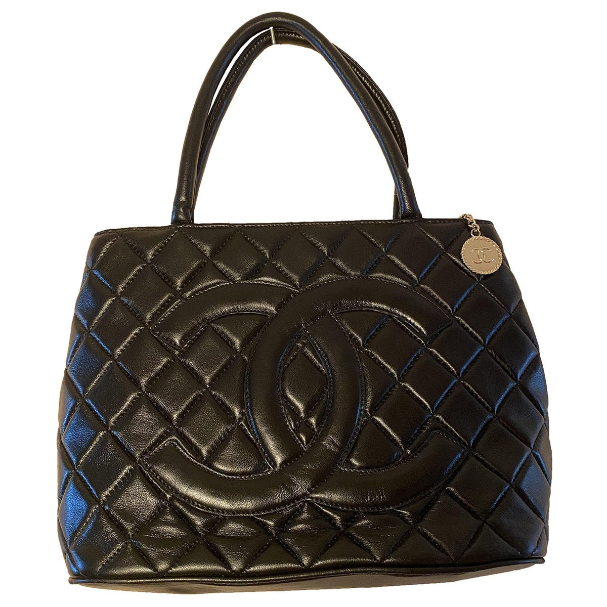 Chanel médaillon black leather handbag