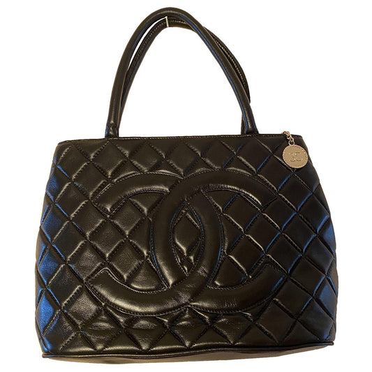Chanel médaillon black leather handbag