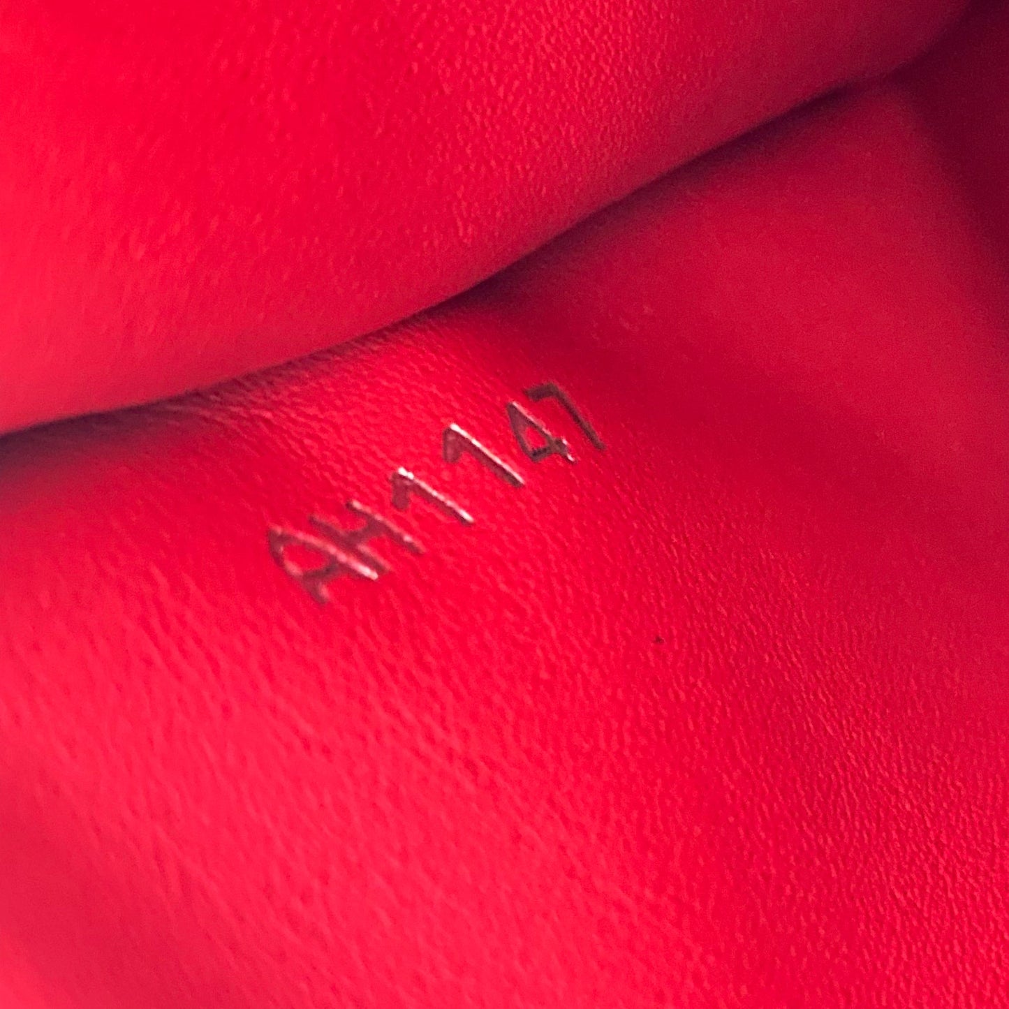 Louis-vuitton Fushia Taurillon Leather Capucines MM Bag