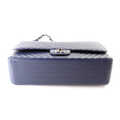 Classic Flap Maxi Chevron Caviar 22M