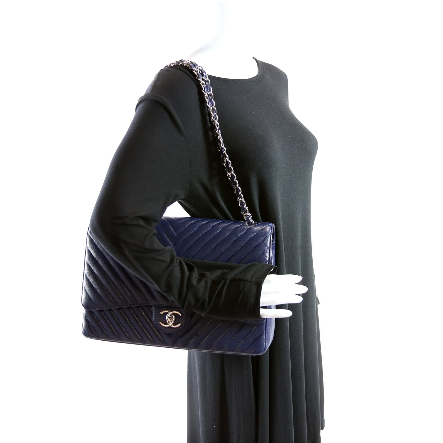 Classic Flap Maxi Chevron Caviar 22M