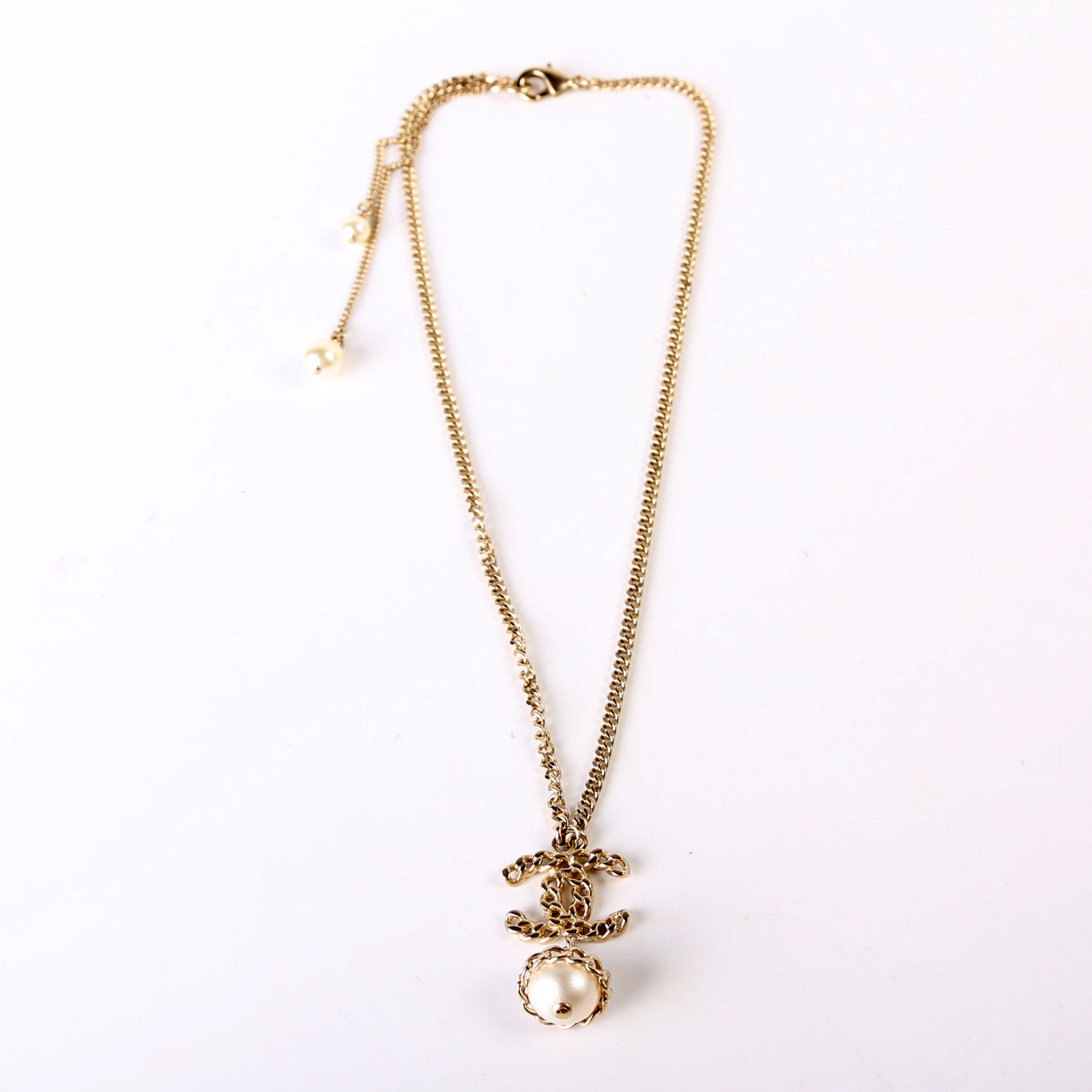 CC Chain Pendant Pearl Drop