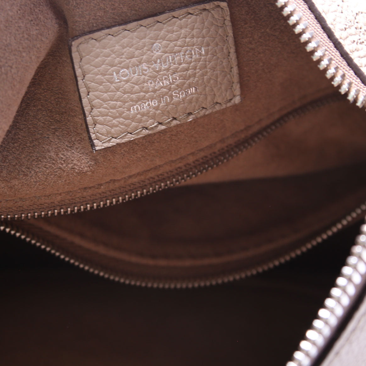 Louis-Vuitton Beaubourg Hobo MM Mahina Nude